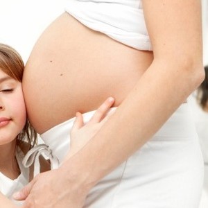 girl-with-pregnant-mother-624x300